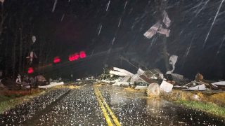 Tornado nel sud-est degli usa causa 20 morti e blackout per 100mila persone nel missouri