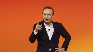 Roberto Benigni celebra l’Unione Europea su Rai1 mentre Meloni la ridicolizza