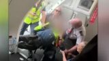 17enne bloccato dai passeggeri mentre tenta di salire sull’aereo con fucile carico