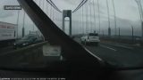 Asse di legno sfonda parabrezza auto sul ponte sospeso di New York