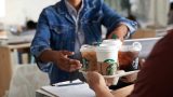 Caffè cade sui genitali del rider: starbucks condannata a 50 milioni