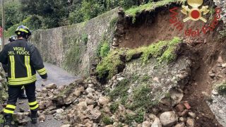 Cedimenti nel comasco: crollo di un muro di villa causa piogge e vigili del fuoco in azione