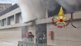 Incendio centro commerciale a Pomezia: negozi evacuati e finestre chiuse