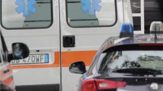 Incidente mortale a Latina, auto contro albero: ragazzo perde la vita