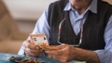 Bonus anziani da 850 euro al mese: requisiti e guida su come utilizzare i fondi