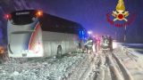 Turisti bloccati a Passo Fedaia: 140 cm di neve sulle Dolomiti e soccorsi all’alba