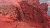 Cascate rosso sangue in iran: guarda il video dall’isola di hormuz