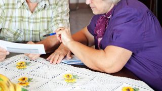 Lavoro precario a 65 anni, la nostra situazione disperata e come paghiamo l’affitto