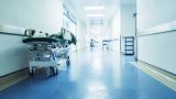Caduta dal quinto piano, il salvataggio grazie allo stendibiancheria e le accuse di bullismo