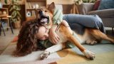 Giocare con un cane per alleviare lo stress in soli 15 minuti