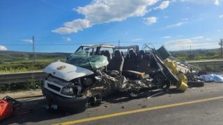 Incidente a Siracusa: 3 morti e 7 feriti in scontro tra bus e camion