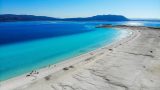 Spiaggia tropicale che sembra un lago e il mistero di Marte