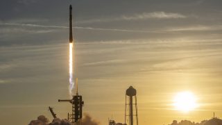 Astronauti bloccati sulla iss: la navicella spacex riporta a casa e il rientro sulla terra