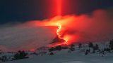 Pilastro di luce vulcanica sull’Etna: fenomeno raro immortalato da un fotografo