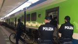 Aggressione su treno tra bergamo e brescia, ragazzo di 26 anni sfregiato al volto