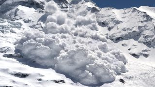 Sopravvivenza incredibile sotto una valanga in Norvegia: 7 ore di lotta contro la neve