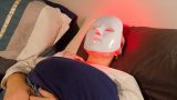 Maschere LED per il viso: perché non sono adatte a tutti secondo il dermatologo