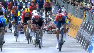 Jonathan milan vince con uno sprint emozionante alla tirreno-adriatico dopo una caduta spettacolare