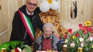 Nonna Papiluccia compie 104 anni a Crispano, la più longeva d’Italia festeggia