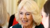 Orecchini portafortuna della regina Camilla: valore superiore ai 10mila euro
