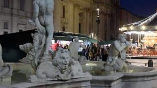 Piazza Navona: le fontane restaurate senza illuminazione sorprendente