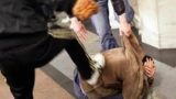 Picchiano 17enne fuori scuola: caccia a 3 uomini dopo l’aggressione