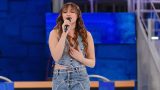 Sarah Toscano torna ad Amici con stile total denim dopo la vittoria