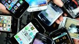 Poliziotti arrestano due ladri con 22 smartphone rubati nello zaino