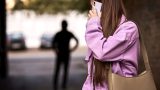 Tornare a casa da sole: le insidie per le donne e l’importanza di avvisare al arrivo