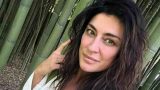 Elisa Isoardi sorprende come sirenetta in costume total white in piscina