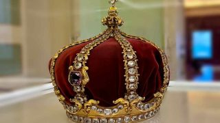 Regina ricoverata: preoccupano le condizioni di salute della famiglia reale