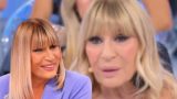 Gemma galgani sorprende in studio con jeans strettissimi a 74 anni