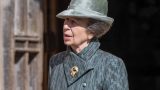 Re Carlo e la sorella Anna, scandalo della minigonna a Buckingham Palace