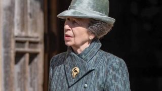 Re Carlo e la sorella Anna, scandalo della minigonna a Buckingham Palace